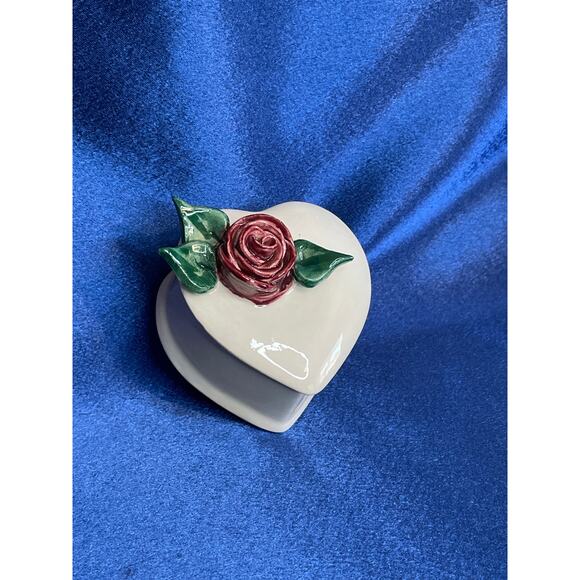 Mud Pie White Porcelain Heart Shape Trinket Dish with Red Rose - Picture 2 of 6
